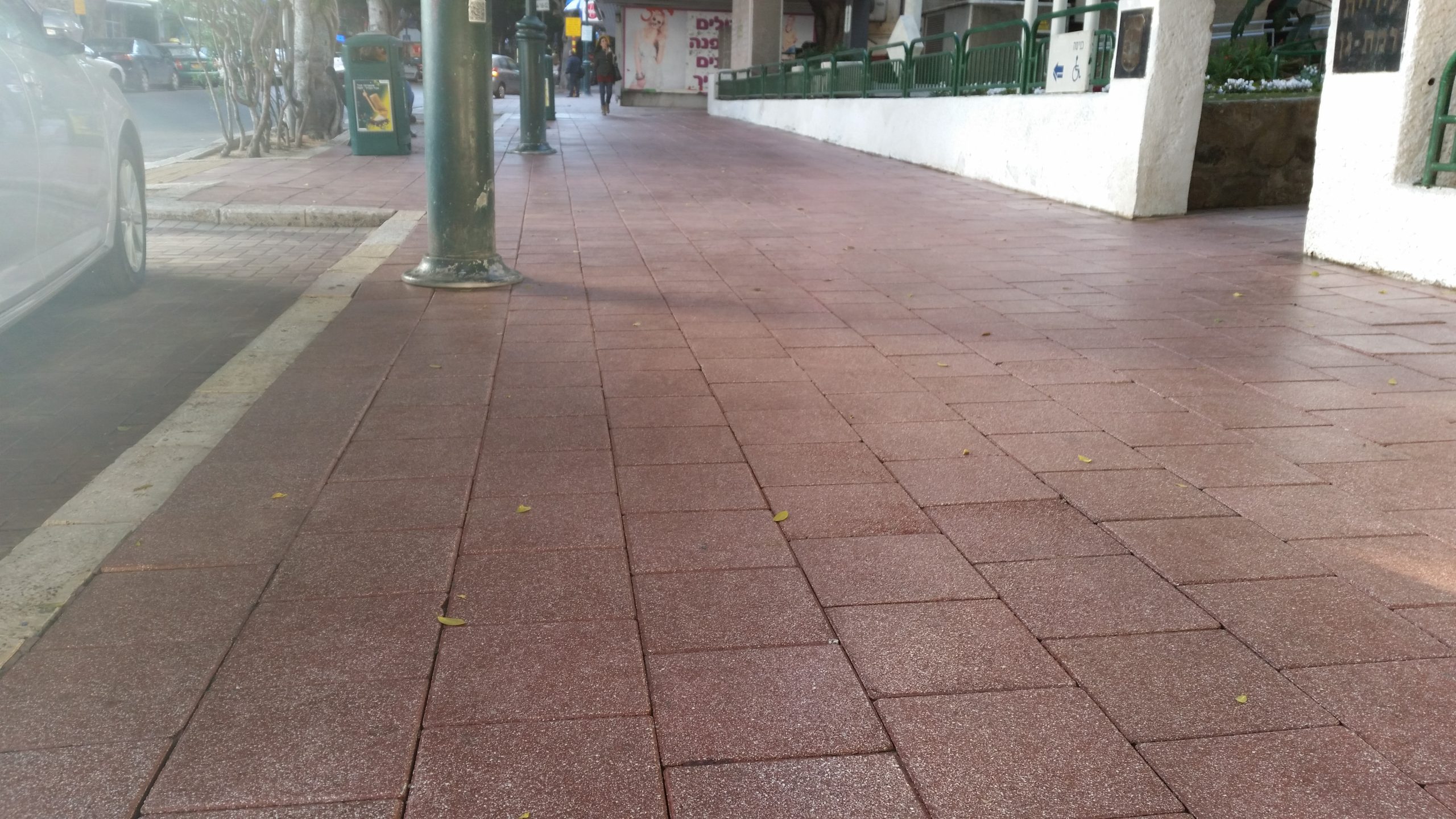 PHOTO BO STONE WET LOOK ON PAVED RODE AFTER